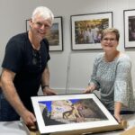 Bis zur Vernissage am Samstag muss alles hängen: Fotojournalist Günter Distler und Vhs-Mitarbeiterin Sonja Shove bei den letzten Handgriffen für die Fotoausstellung Destinazione Roma-Palermo.