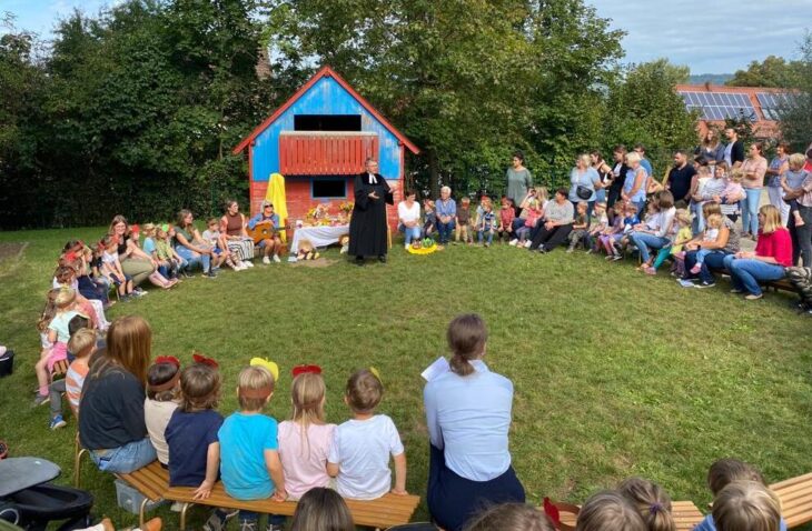 Pfarrer Kessel hielt einen Gottesdienst unter freiem Himmel.