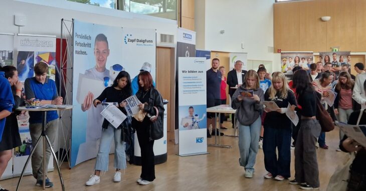 Im Gemeindesaal Behringersdorf konnten sich die Schüler informieren und erste Kontakte knüpfen.