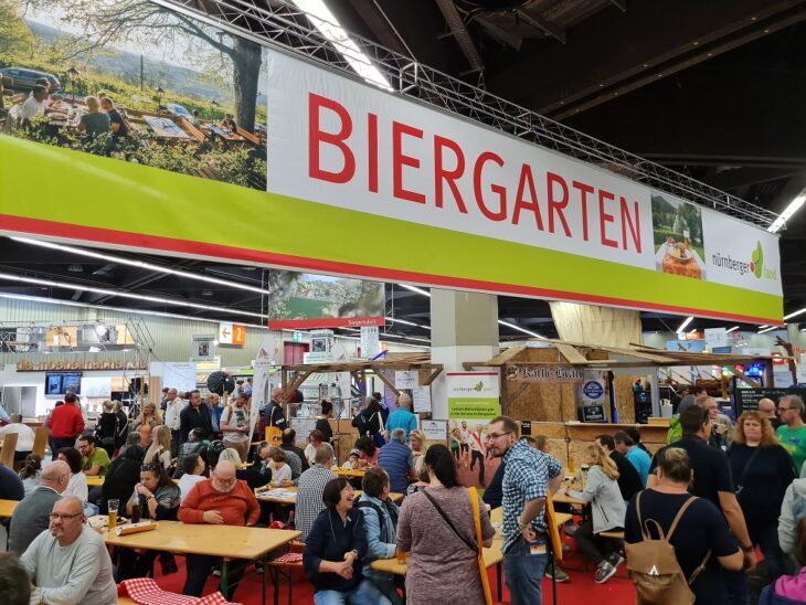 Ein vielfältiges Programm erwartet die Besucher*innen am Nürnberger Land Stand auf der Consumenta.