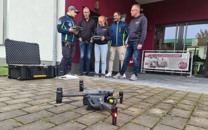 Jonas Buchta, Götz Reichel, Christin Veit, Marcus Sperber und Gerhard Stiegler (v. l.) tauschten sich über die Einsatzmöglichkeiten der Drohne aus.