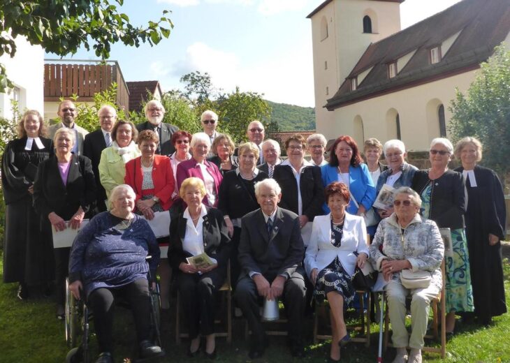 Mit einem Gruppenfoto hielten die Männer und Frauen ihre Jubelkonfirmation fest.