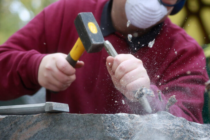 Quasi in Stein gemeißelt: Azubis im Steinmetzhandwerk bekommen mehr Geld.