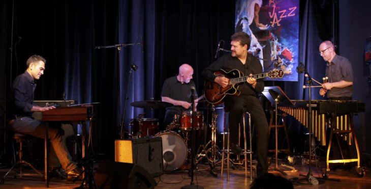 Jean-Philippe Bordier, hier gemeinsam mit Andreas Neubauer (links) und Pascal Bivalski (rechts), kommt mit seinem Quartett ins City Kino.