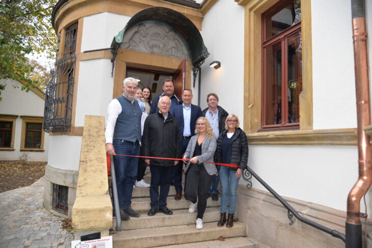 Thomas Lang (links) mit Mitarbeitern der Verwaltung, Mitarbeiter des Juz, Ehrenbürger und Altbürgermeister Rüdiger Pompl (vorne Mitte) und Landrat Armin Kroder.