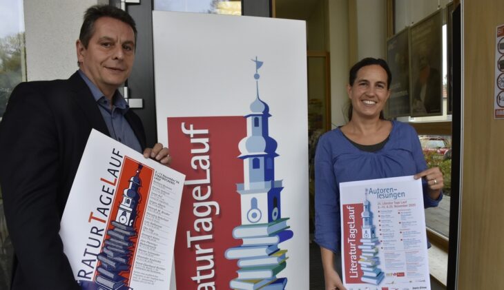 Bis das Programm steht, wie das aus dem Jahr 2021, das Ina Gombert von der Laufer Stadtbücherei und Büchereileiter Andreas Reichel hochhalten, muss im Vorfeld viel Arbeit investiert werden. Auch die Nachbereitung des Festivals nimmt viel Zeit in Anspruch.