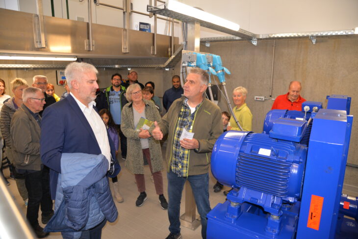 Thomas Brosi, den Leiter der Laufer Kläranlage (im Vordergrund rechts), zusammen mit Bürgermeister Thomas Lang und interessierten Besuchern im Pumpwerk in Lauf-Neunhof.