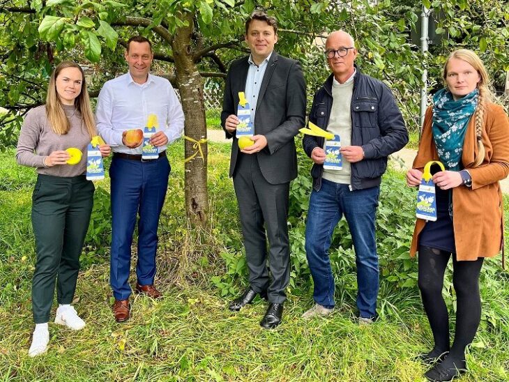 Regionalmanagerin Alena Endres, Landrat Armin Kroder, Bürgermeister Thomas Wittmann, Bernd Hölzel, Leiter der Kreisentwicklung und Dr. Katharina Pöhler, Klimaschutzbeauftragte der Gemeinde Schwaig (v.l.) besuchen die Streuobstwiese in Schwaig anlässlich der Aktion „Gelbes Band – Pflücken erlaubt!“.