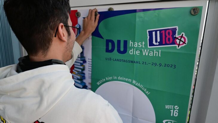 Bei der U18-Wahl geben Jugendliche ihre Stimme ab.