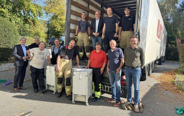 Bürgermeister Robert Ilg (links) bedankte sich kurz vor der Abfahrt des Sattelschleppers nach Nova Uschyzja bei Stadtrat Guido Schmidt (oben, 2. von links), dem stellvertretenden Stadtkämmerer Wolfgang Klebl (rechts), Feuerwehrkommandant Armin Steinbauer (oben, 2. von rechts) und dessen acht Kameradinnen und Kameraden für ihren Einsatz.