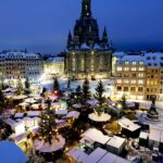 Blick auf den historischen Weihnachtsmarkt auf dem Neumarkt vor der Dresdner Frauenkirche. Foto: Sebastian Kahnert/dpa