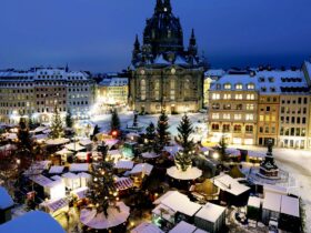 Blick auf den historischen Weihnachtsmarkt auf dem Neumarkt vor der Dresdner Frauenkirche. Foto: Sebastian Kahnert/dpa