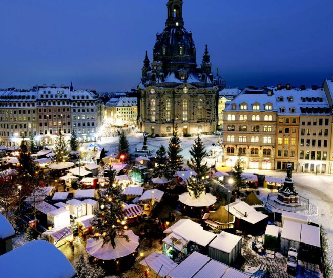 Blick auf den historischen Weihnachtsmarkt auf dem Neumarkt vor der Dresdner Frauenkirche. Foto: Sebastian Kahnert/dpa