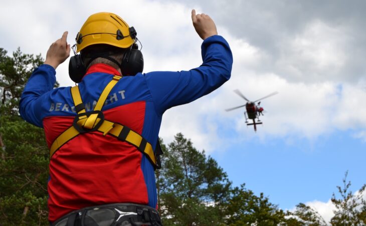 Auch das gehört zum Spektrum der Bergwacht dazu: Training für Hubschraubereinsätze bei Enzendorf.