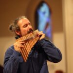 Dobrin Stanislawow, Musiker und Komponist, entführt die Zuhörer in innere und äußere Welten mit den vielschichtigen Möglichkeiten der Panflöte, des Didgeridoos, mit der Ocean Drum und nicht zuletzt mit Nonverbalgesang und Obertongesang.