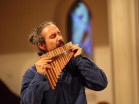 Dobrin Stanislawow, Musiker und Komponist, entführt die Zuhörer in innere und äußere Welten mit den vielschichtigen Möglichkeiten der Panflöte, des Didgeridoos, mit der Ocean Drum und nicht zuletzt mit Nonverbalgesang und Obertongesang.