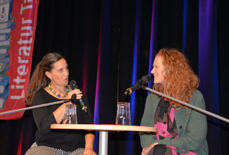 Autorin Alexa Hennig von Lange (rechts) mit Dr. Ina Gombert von der Laufer Stadtbücherei, die die Veranstaltungsreihe organisiert und moderiert.