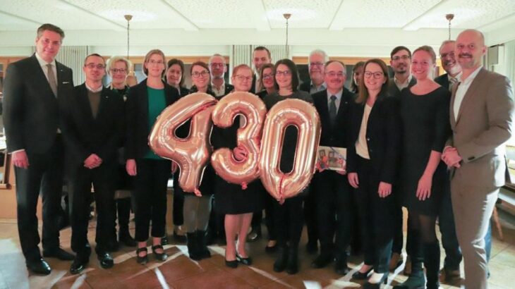 Das Bild zeigt die Jubilarinnen und Jubilare der Raiffeisenbank im Nürnberger Land sowie die Führungsriege.