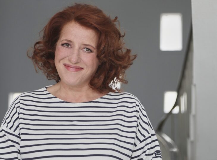 Luise Kinseher gastiert am Freitag, 1. Dezember, in der neuen Dreifachhalle an der Grundschule.