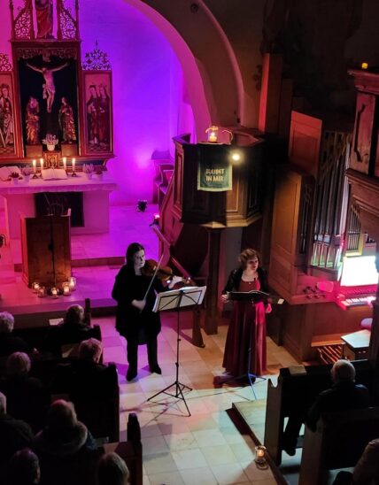 Opernsängerin Katrin Küsswetter beim Barockkonzert zur Einstimmung auf den Advent in der Kirche St. Michael in Rasch.