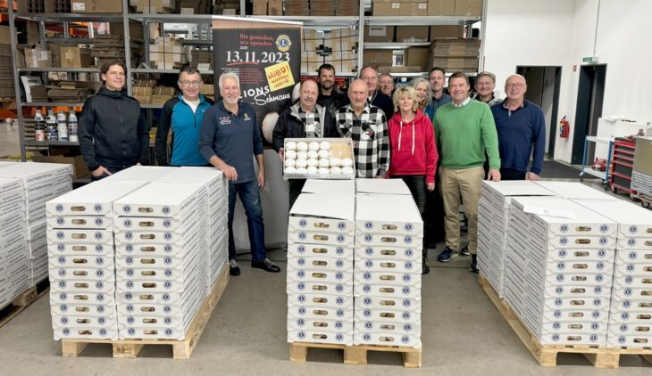 Die Lions-Helfer mussten am Tag der Krapfenaktion früh aufstehen. Gemeinsam schafften sie es aber, 11.000 Krapfen in der Region an Firmen, Behörden und Läden im Einzelhandel zu verteilen.