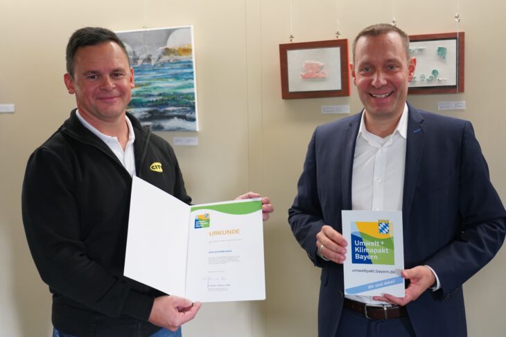 Landrat Armin Kroder (rechts) übergibt Uwe Melchior, Abteilungsleiter bei CITO, die von Umweltminister Thorsten Glauber unterschriebene Urkunde für das Unternehmen CITO SYSTEM GmbH.