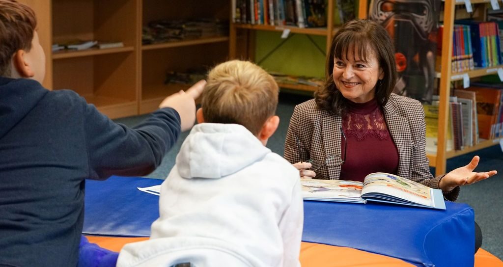 Europaabgeordnete Marlene Mortler traf beim Vorlesen in der Schwaiger Grundschule auf interessierte Zuhörer.