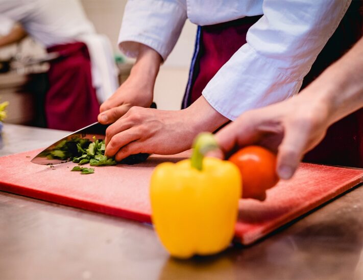 Insbesondere in der Gastronomie sollen nach Angaben der Gewerkschaft Nahrung-Genuss-Gaststätten Überstunden angehäuft worden sein.