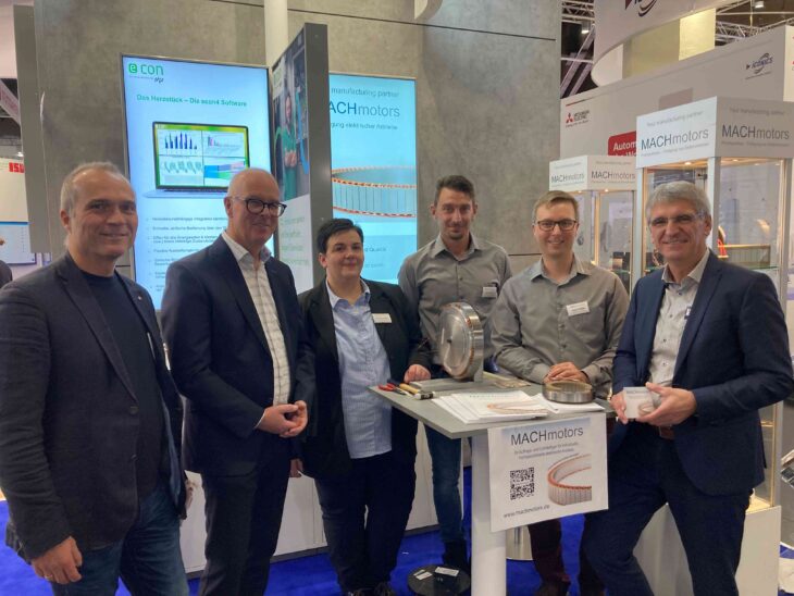Wirtschaftsförderer Frank Richartz, Bernd Hölzel (Leiter der Kreisentwicklung), Anja Heisinger (Kaufmännische Leiterin Machmotors), ihr Mitarbeiter Ibrahim Boz, Jonas Röder (Technischer Leiter Machmotors), stellvertretender Landrat Helmut Brückner (von links).
