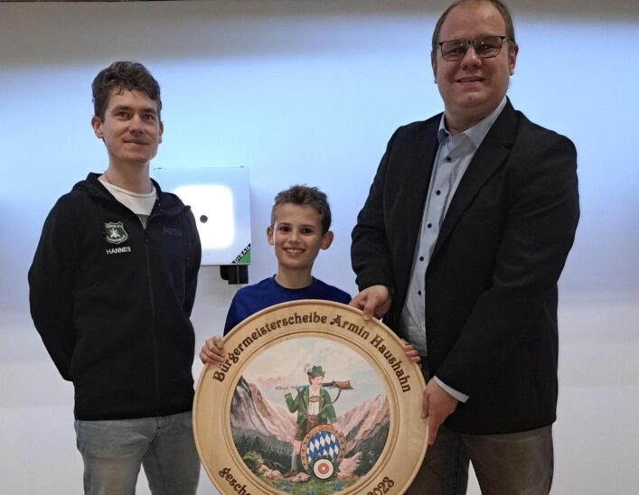 Schießsportleiter Hannes Duske (links) übergibt gemeinsam mit Bürgermeister Armin Haushahn (rechts) Theo Bauer die Schützenscheibe.