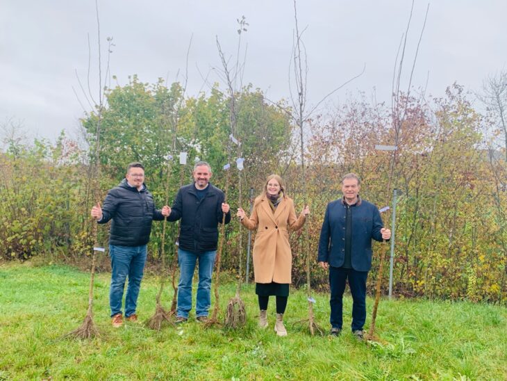 Die Bürgermeister im Hammerbachtal Martin Pirner, Projektinitiator Markus Gleißenberg und Günther Rögner sowie Organisatorin Sophie Linnert freuen sich über das große Interesse im Hammerbachtal und die gute Zusammenarbeit mit den Bürgern und der Baumschule Geiger aus Hersbruck.