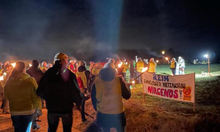 Mit Fackeln und Traktoren machen die Trassengegner auf sich aufmerksam.