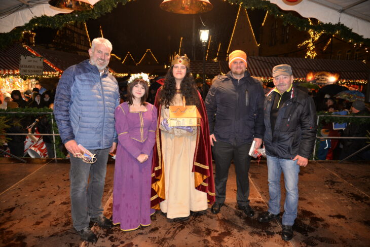 Kaiserin Kunigunde (gespielt von Sophie Bengl) mit einer Hofdame, Bürgermeister Thomas Lang (links), Moderator Thomas Pöferlein und Horst Fischer, der Vorsitzende des Vereins Laufer Weihnachtsmarkt, bei der Eröffnung.