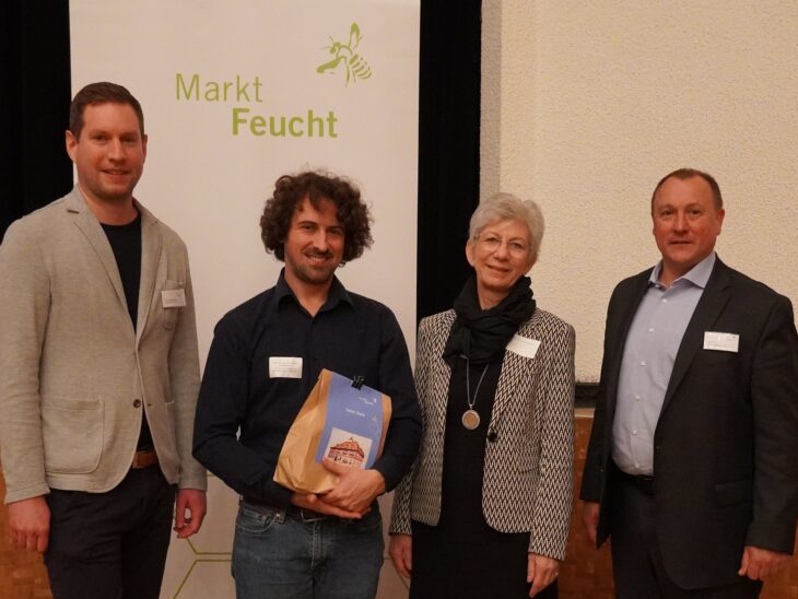 Erster Bürgermeister Jörg Kotzur, stellvertretende Landrätin Gabriele Drechsler, Referent Prof. Dr.-Ing. Korbinian Riedhammer und Wirtschaftsförderer Philipp Ankowski (von rechts) beim Feuchter Wirtschaftsempfang.