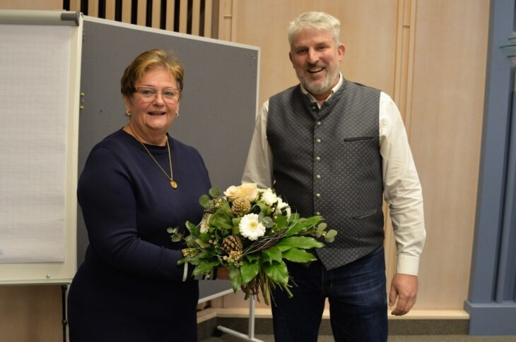 Bürgermeister Thomas Lang lobte die Geschäftsleiterin, die nun in den Ruhestand geht, als „Grande Dame“ der Laufer Verwaltung. Und Karin Wamser bedankte sich für die herzlichen Worte.