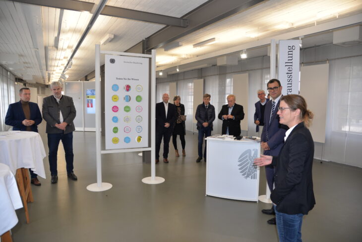 Museumsleiterin Dr. Christiane Müller (rechts) bei ihrem Grußwort.
