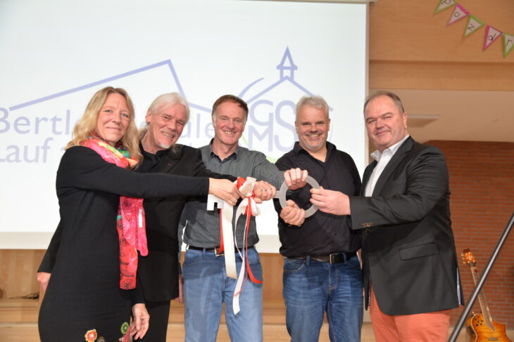 Von links: Die Schulleiter Martina und Rüdiger Brix (Grund- bzw. Mittelschule), Richard Knauer und Johannes Fürst vom Laufer Bauamt und Architekt Heinz Scheuenstuhl bei der symbolischen Schlüsselübergabe.
