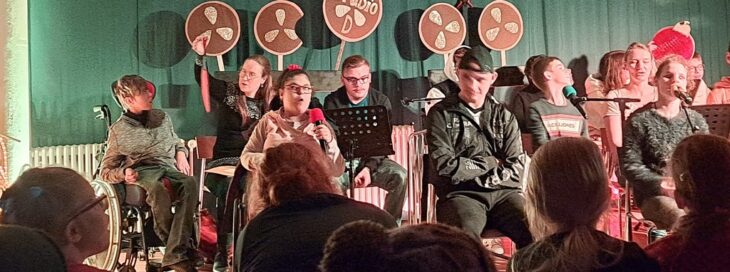 Die Musik-AG „Studio D“ des Rückersdorfer Blindeninstituts gab ein Konzert für die Kinder der Waldschule.