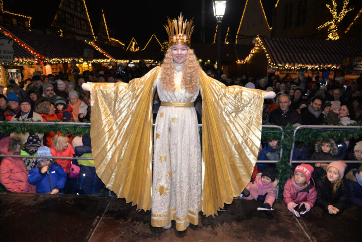 Am Montagabend besuchte das Nürnberger Christkind den Laufer Weihnachtsmarkt.
