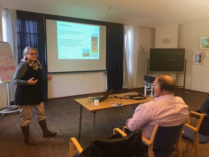 Dr. Andrea Beste, Büro für Bodenschutz & Agrarkultur, referiert zum Thema Bodenqualität in der Landwirtschaft.