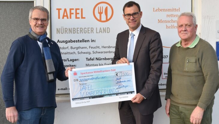 Ralph Edelhäußer (Mitte) spendet insgesamt 5000 Euro an die Tafeln in den Landkreisen Roth und Nürnberger Land.