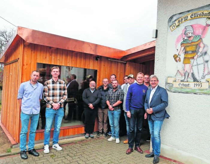 Bei der Einweihung des neuen Häuschen für die historische Pumpe waren die Vorsitzenden Christian Kolb und Matthias Walter (v. links), zahlreiche Helfer, Bürgermeister Robert Ilg (rechts) und Norbert Dünkel dabei.