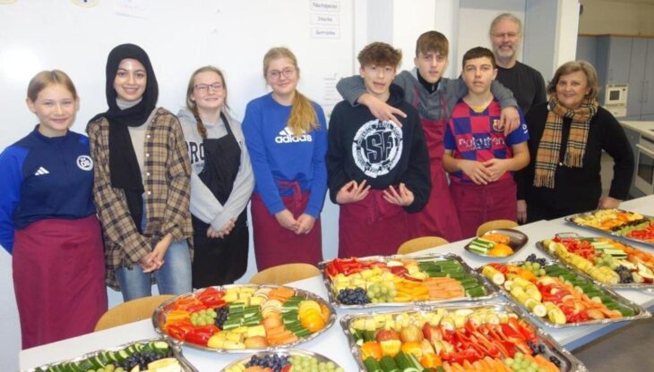Schüler der 8. Klasse mit den fertigen Obst- und Gemüseplatten.