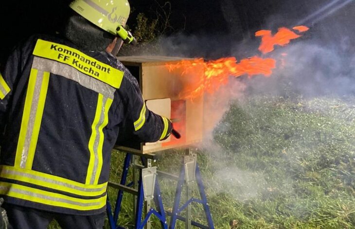 Die Aktiven der Feuerwehr Kucha verfolgten gespannt den Flashover-Effekt.