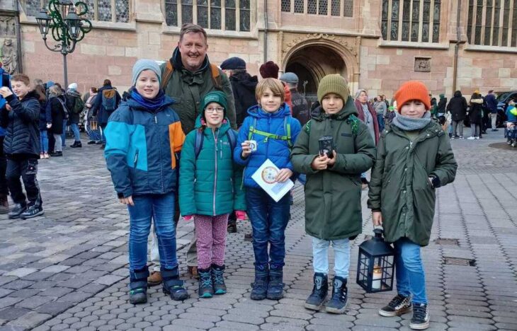 Pastoralreferent Otmar Herzing machte sich zusammen mit der Kindergruppe auf nach St. Lorenz, um das Licht zu holen.