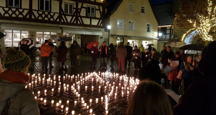 Zahlreiche Kerzen erleuchteten den Laufer Marktplatz als Mahnung für mehr Klimaschutz.