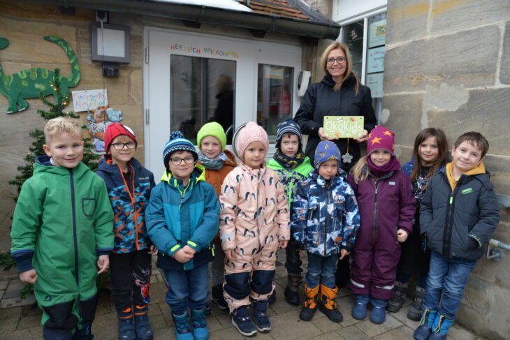 Kita-Leiterin Heike Müller mit einigen der beteiligten Kinder.