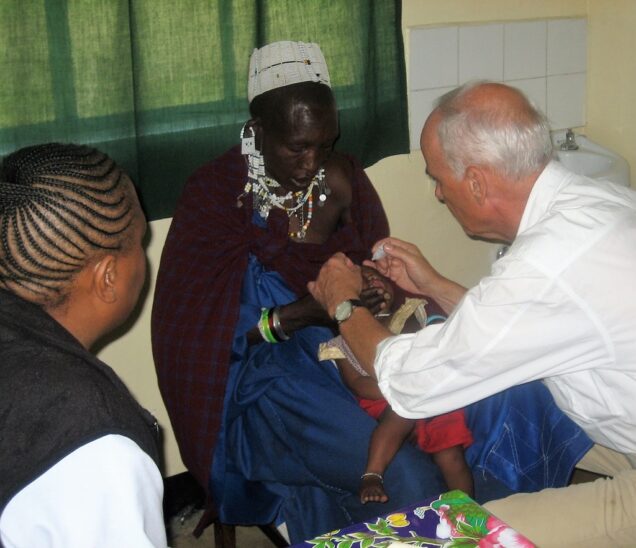 Regelmäßig besucht Klaus Lindner die Augenklinik in Arusha.