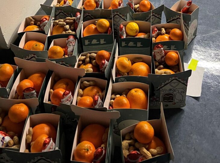 406 Nikolaustüten werden heute an die Kinder der Grundschule Hersbruck verteilt.