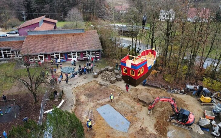 Das XXL-Piratenschiff der Playmobil-Kinderstiftung schwebt an seinen Bestimmungsort in den Pausenhof der Leniger-Schule der Lebenshilfe in Schönberg.